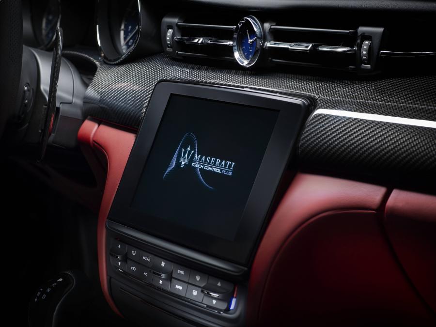Детали интерьера Maserati Quattroporte GTS GranSport (M156) 2017 года  (фото 21 из 22)
